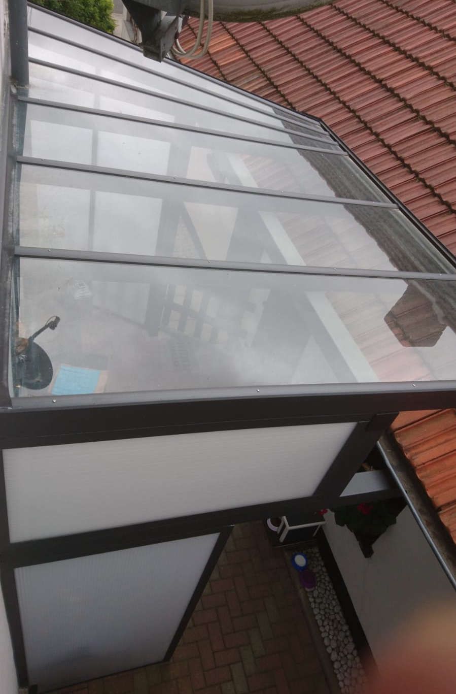 Eine Person steht unter einem Glasdach.