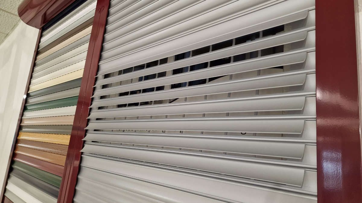 Eine Nahaufnahme einer Reihe von Rollläden in einem Geschäft.