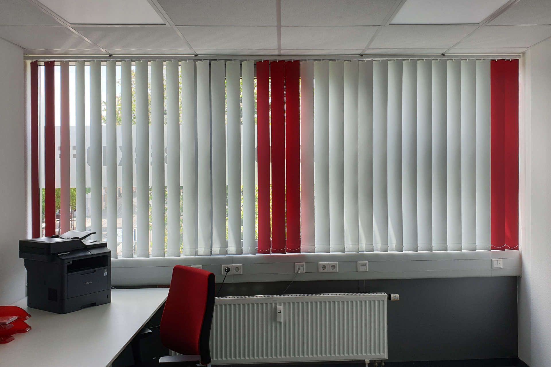 Vertikalanlage Schiebegardine Büro.
