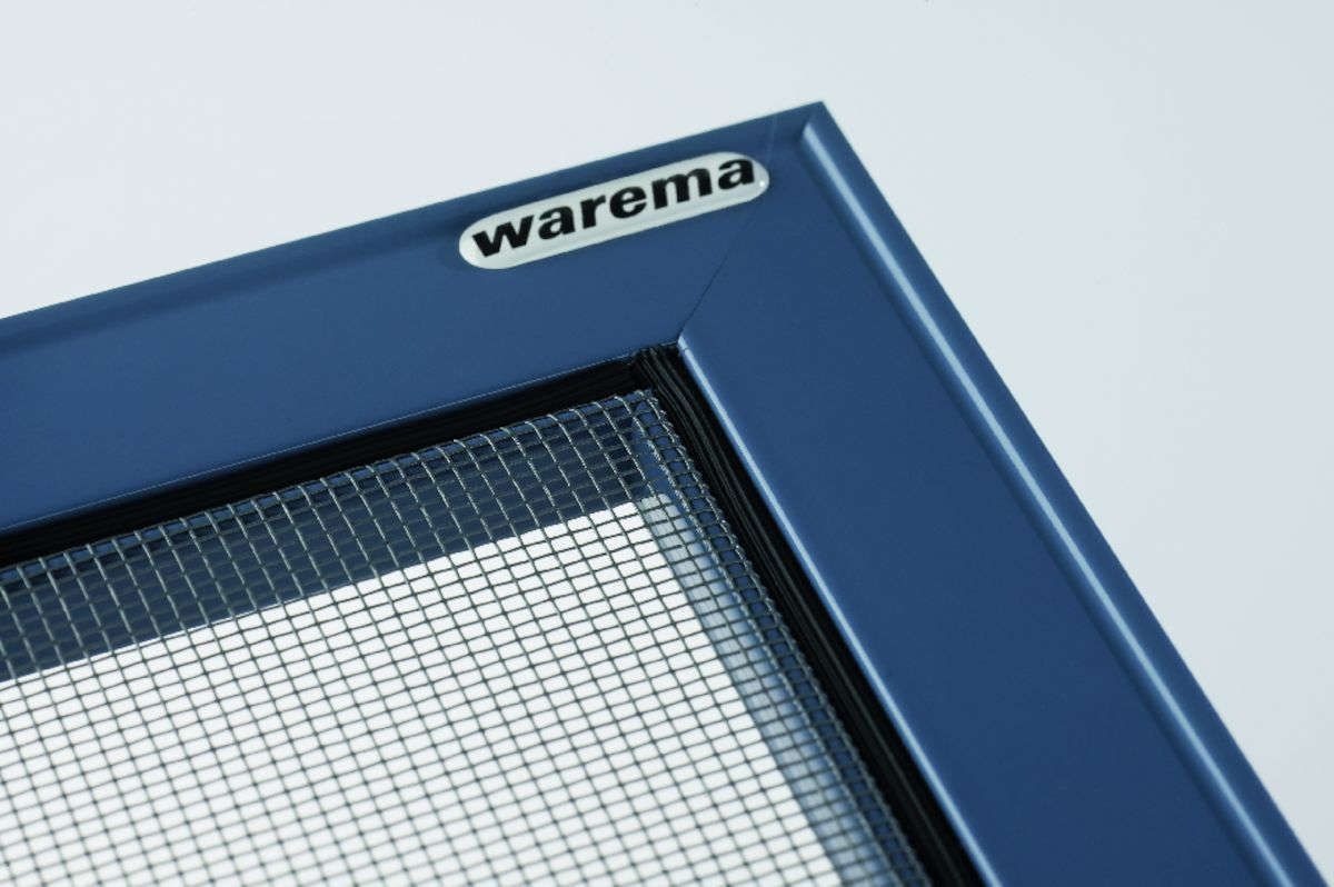 Ein blauer Fensterrahmen mit dem Wort Warema darauf.