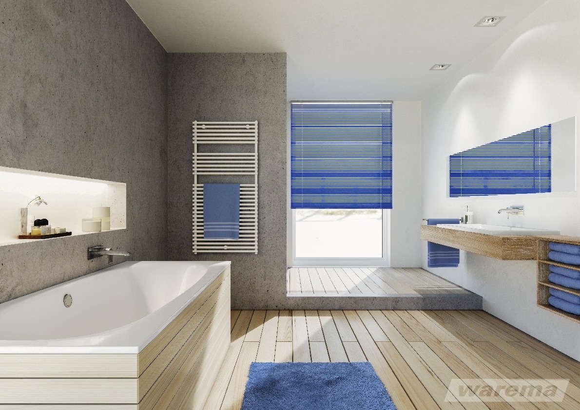Ein Badezimmer mit blauen Jalousien und einer Badewanne.