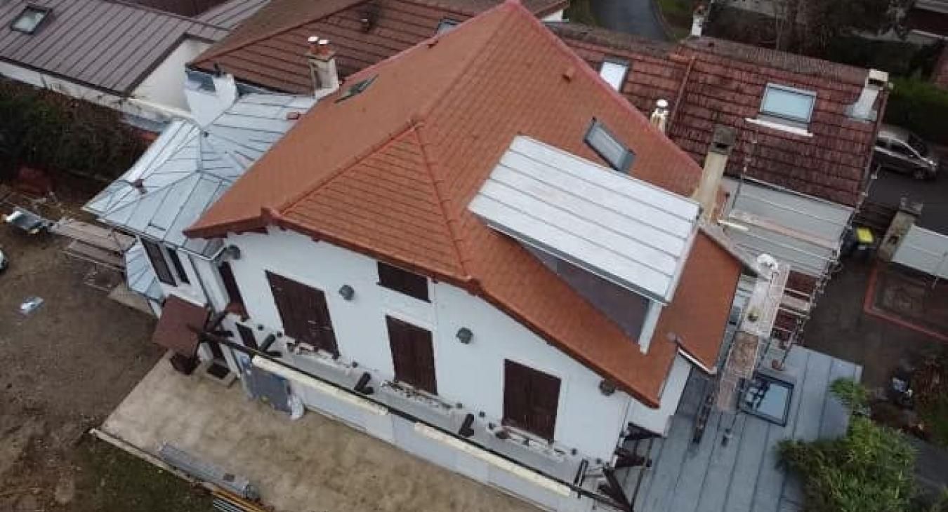 Vers la page rénovation de toiture.