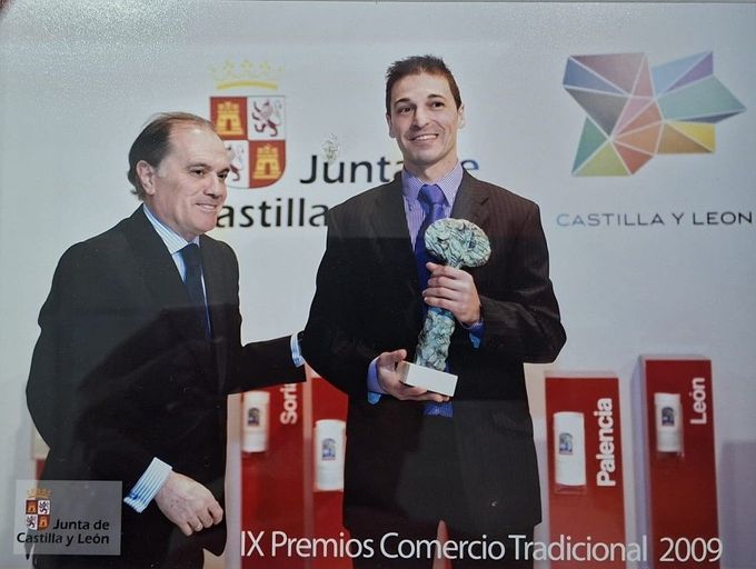 Dos hombres en el escenario durante una ceremonia de entrega de premios de Castilla y León