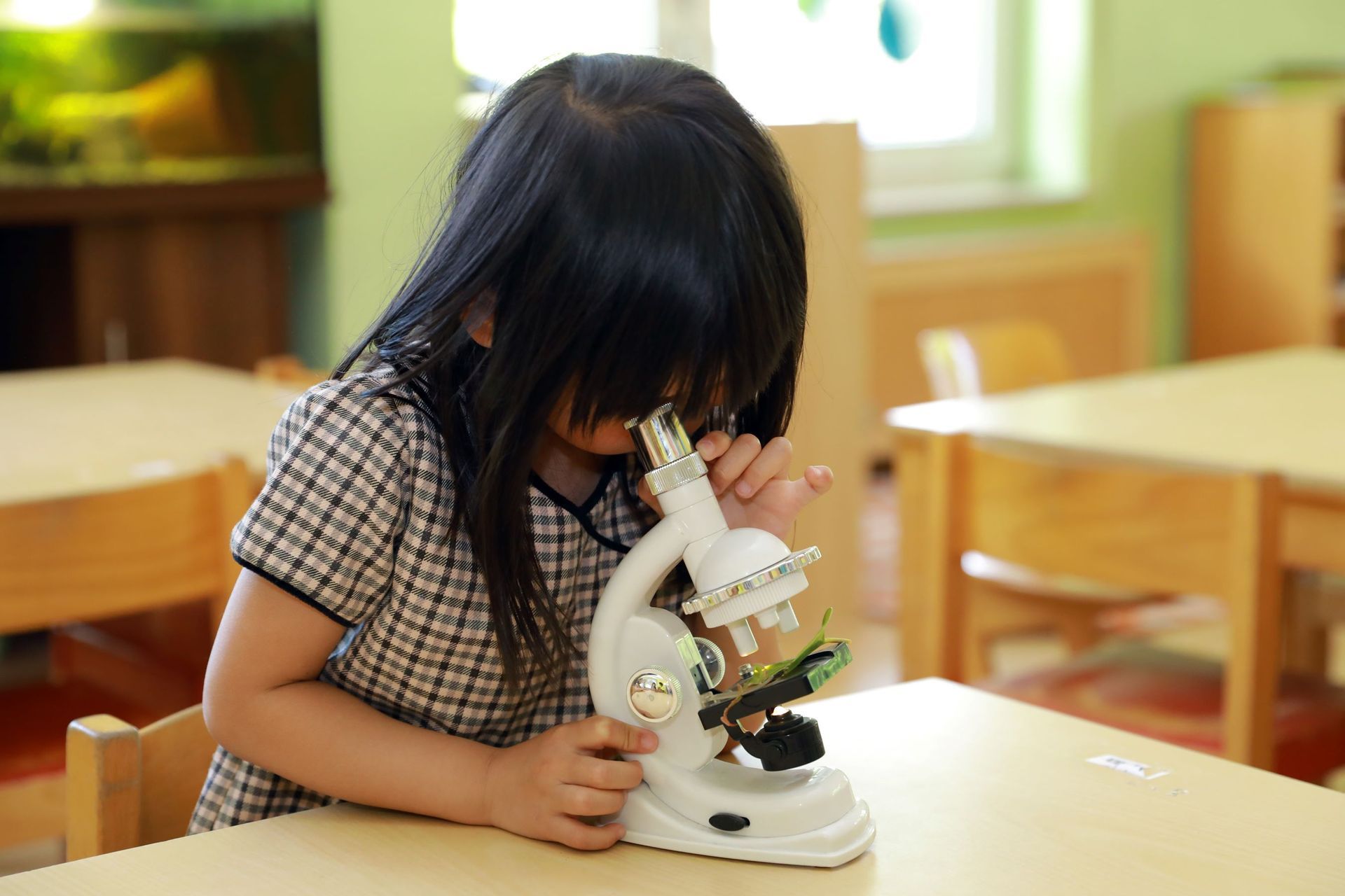 Betreuerin spielt mit Kindern