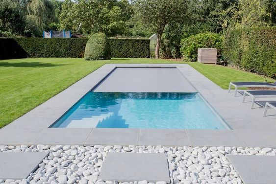 Piscine enterrée avec système de fermeture