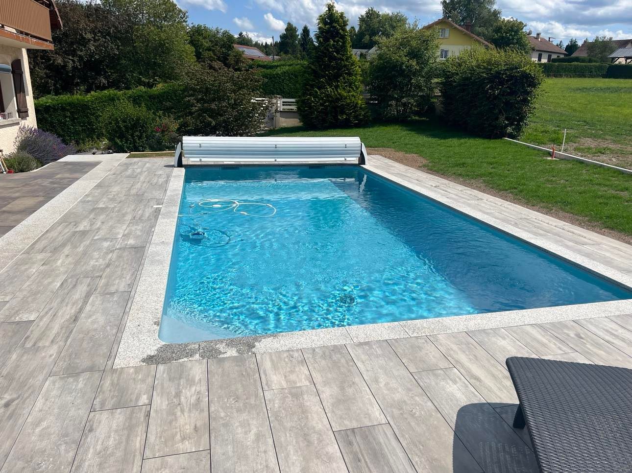 Une piscine avec un accessoire à l'intérieur