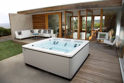 Un jacuzzi en extérieur