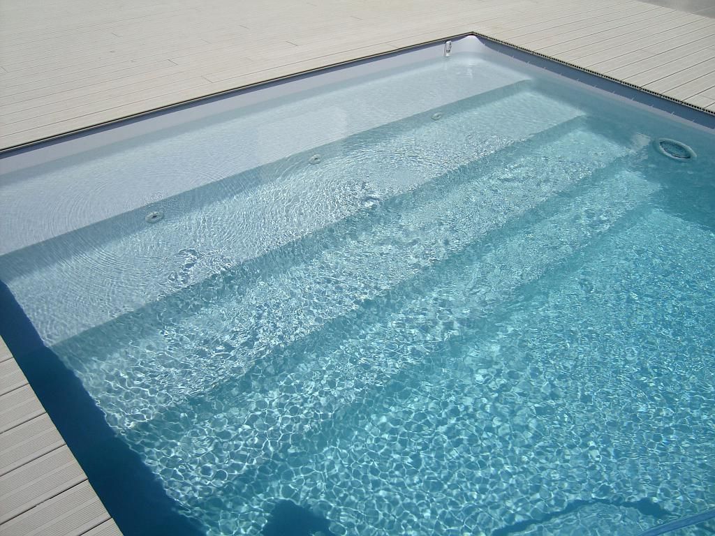 Une piscine avec des bords en bois