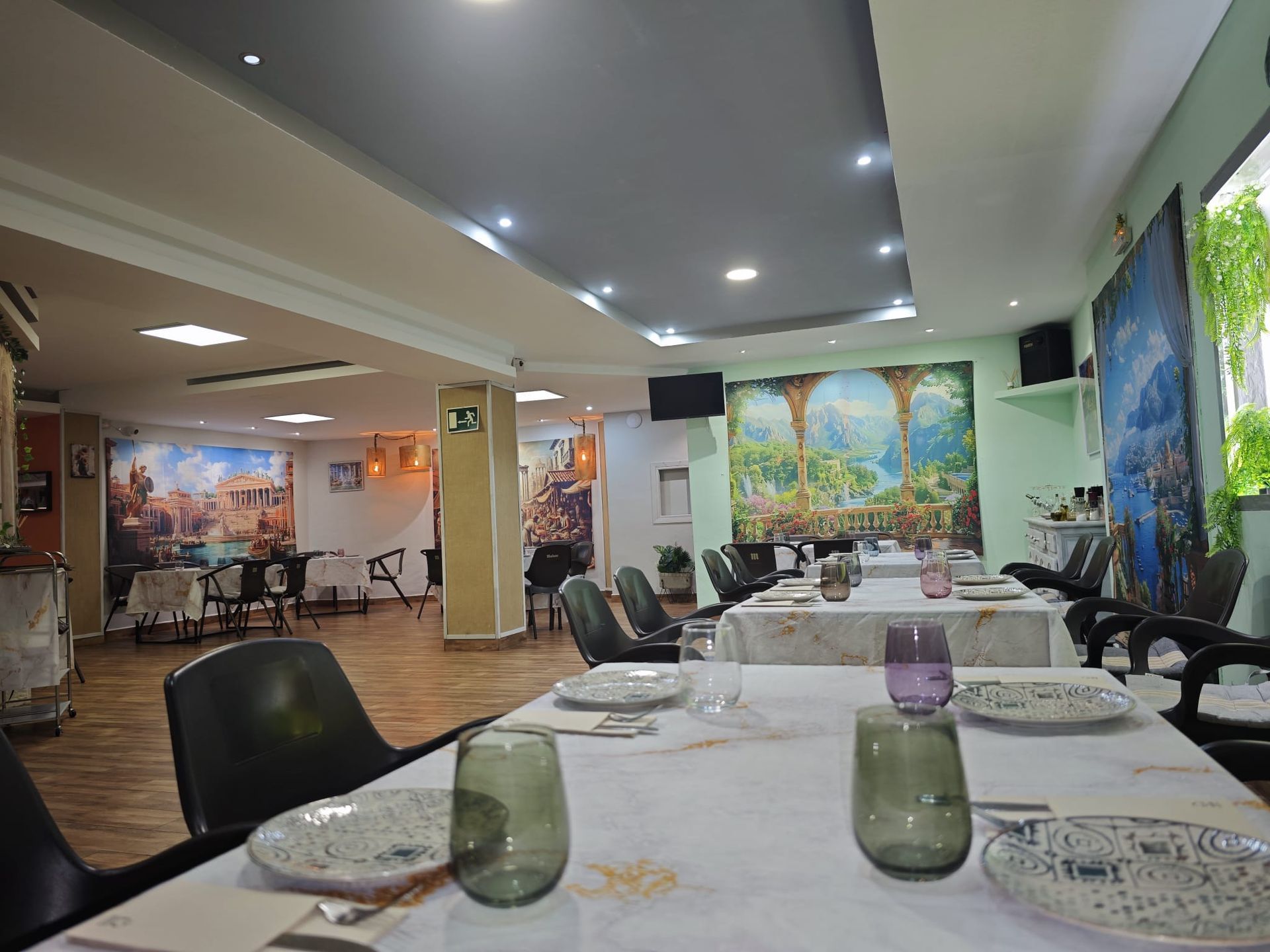 Interior luminoso del restaurante 