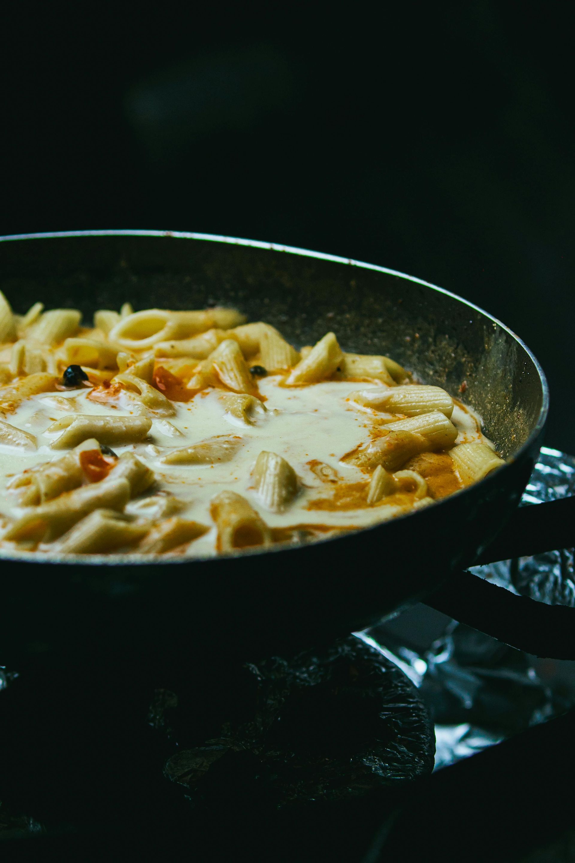 Icono de marcador de posición gris claro con un sol y montañas sobre fondo blanco