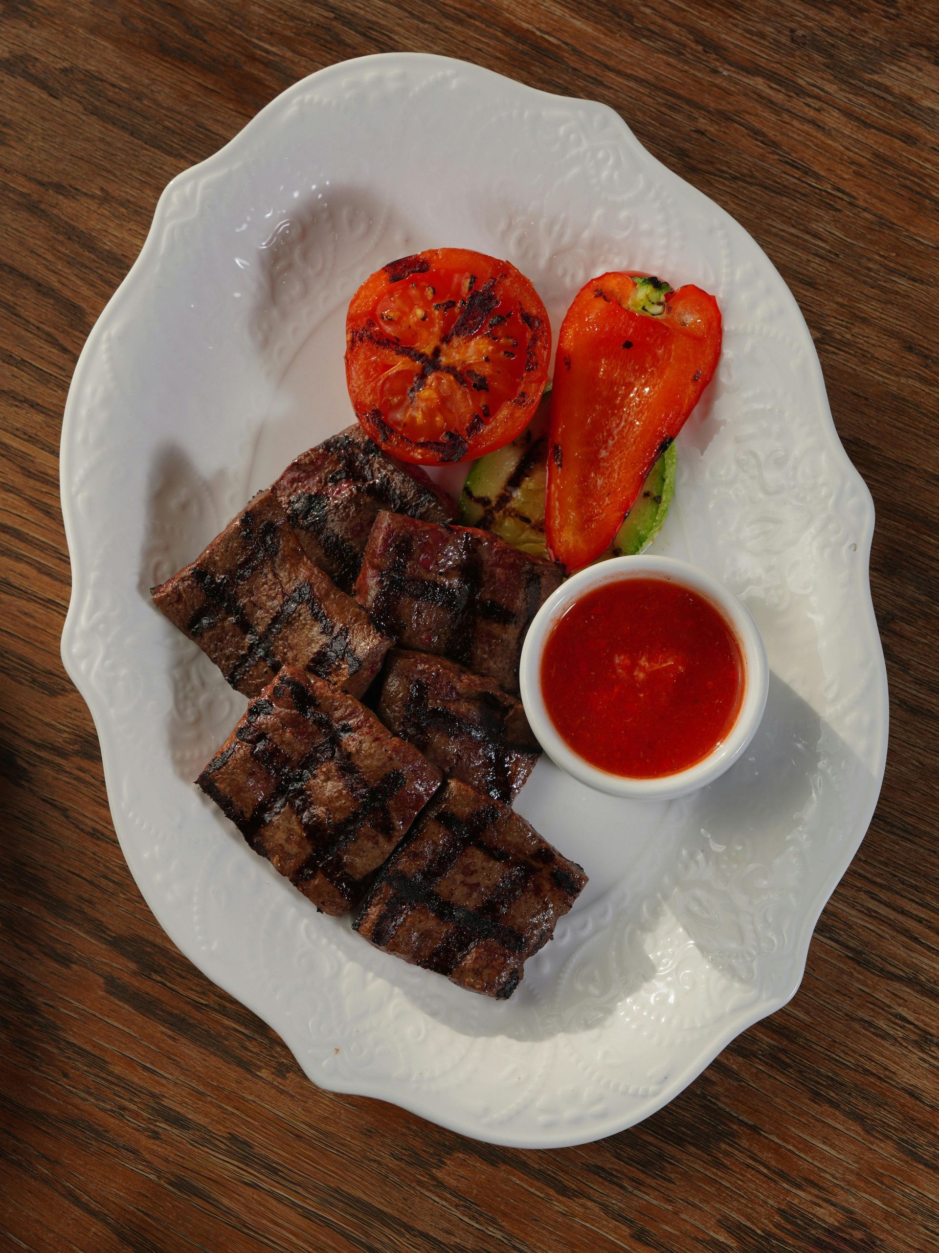 Icono de marcador de posición gris claro con un sol y montañas sobre fondo blanco