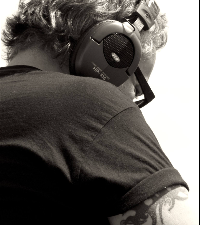 Un hombre que lleva un par de auriculares que dicen tmk 550