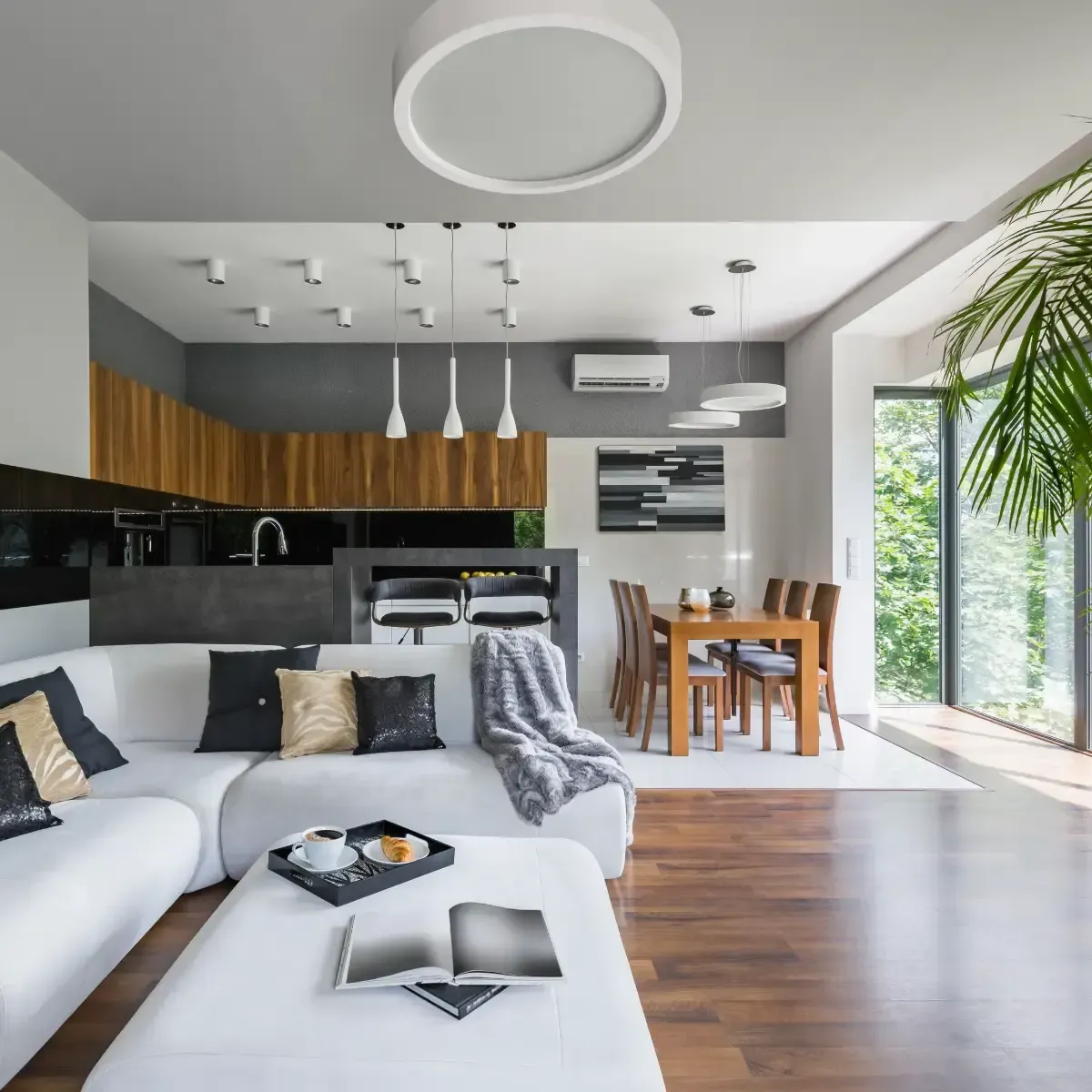 Una sala de estar con un sofá blanco y una mesa.