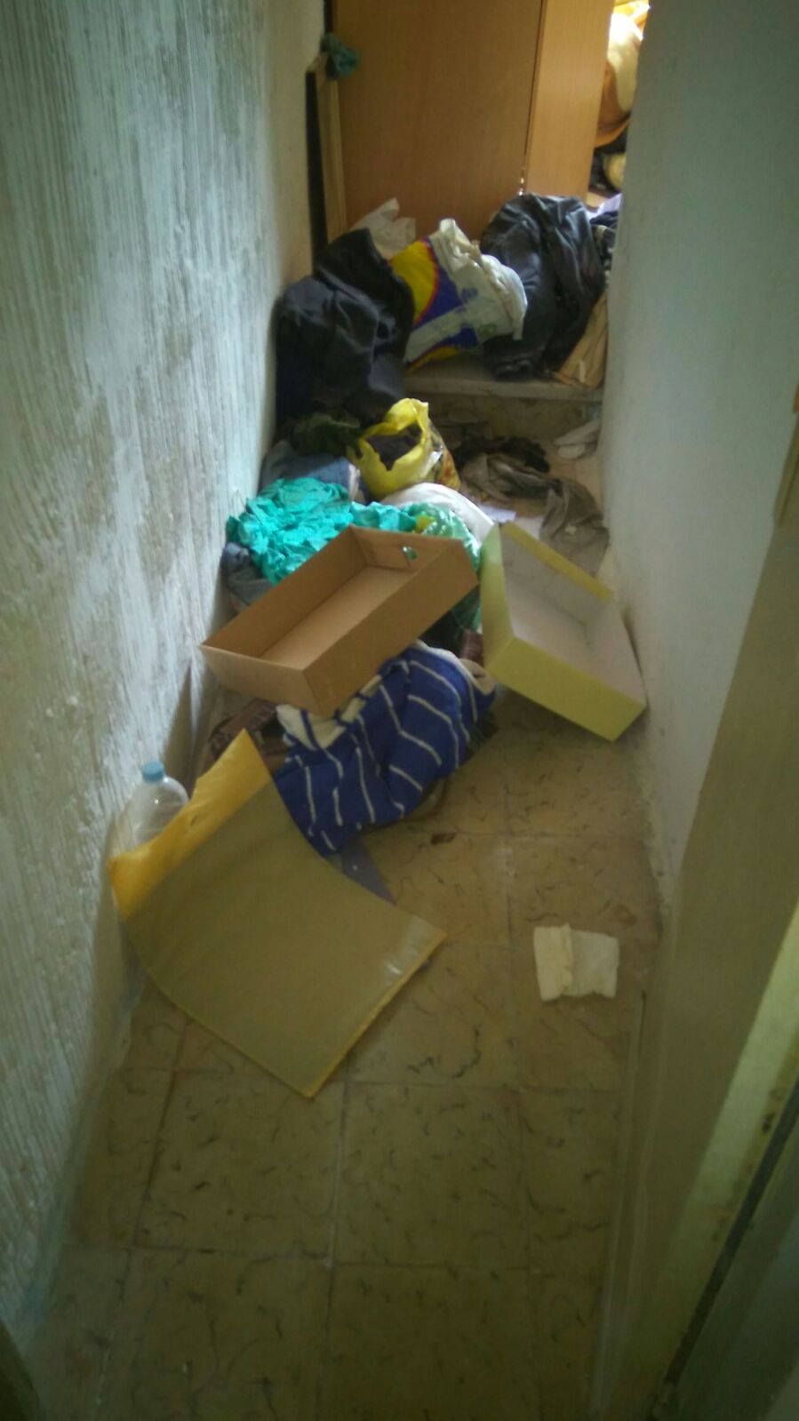 Hay mucha basura en el suelo de una habitación.
