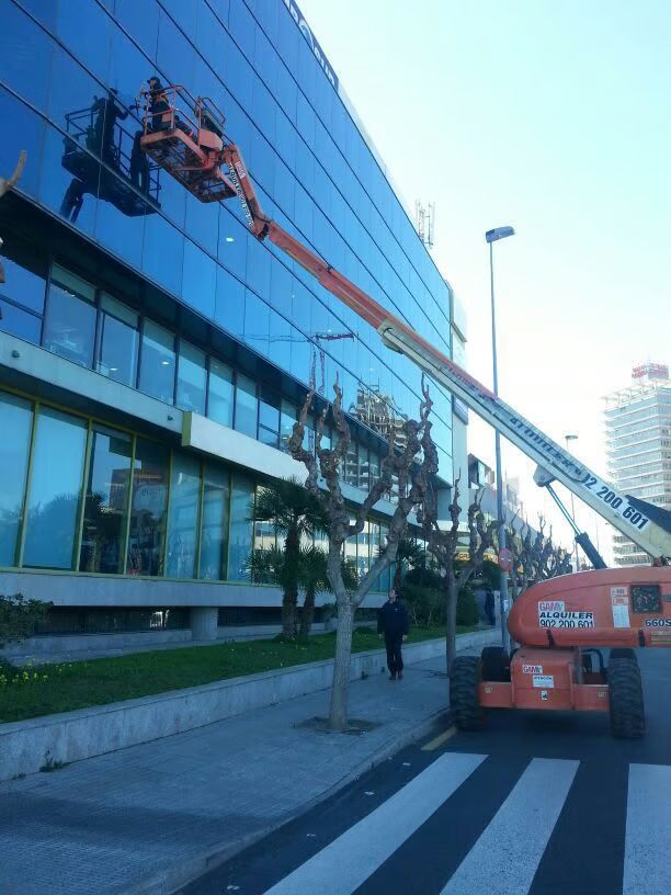 Una grúa con la palabra jlg en ella