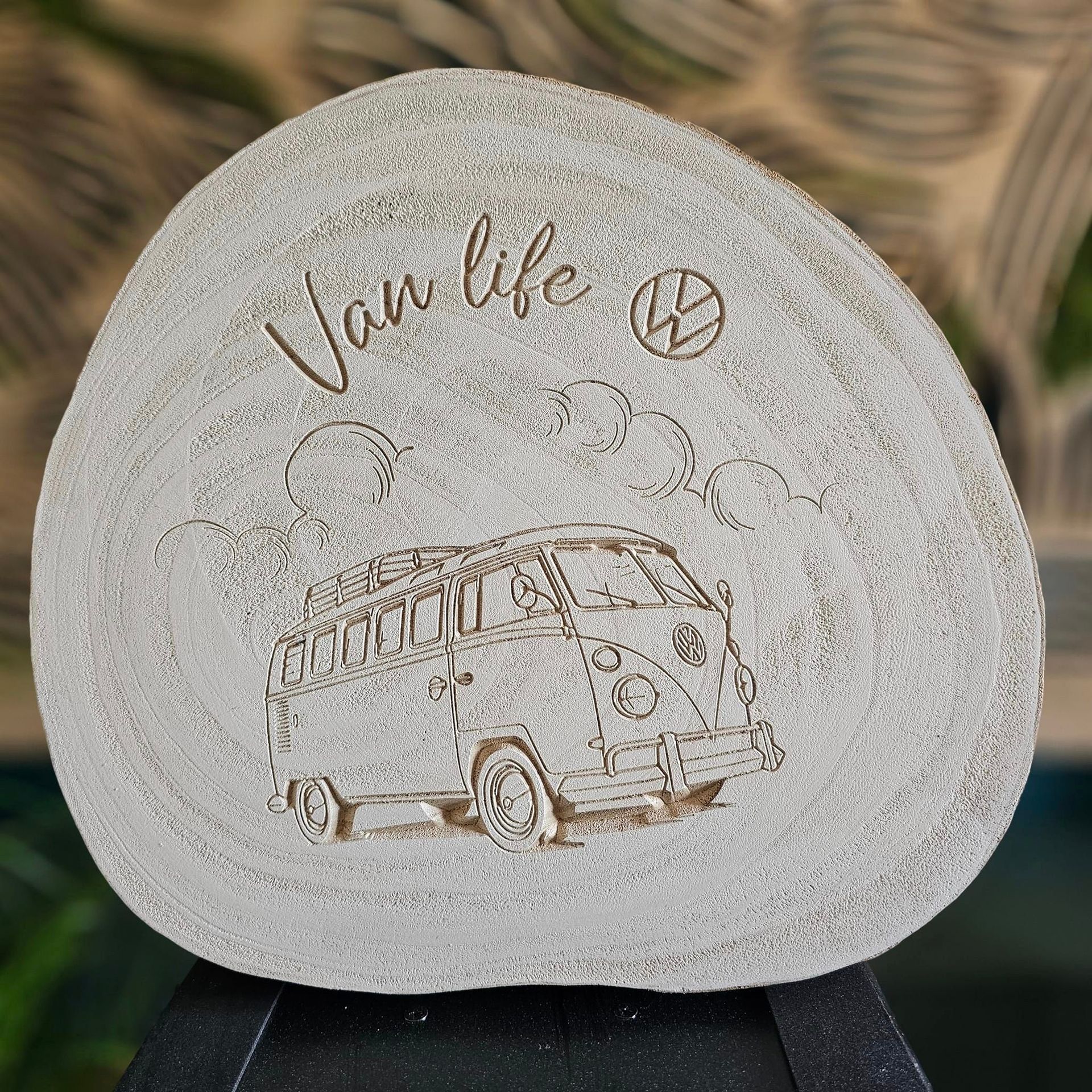 Un rondin de bois sur lequel est gravé un van