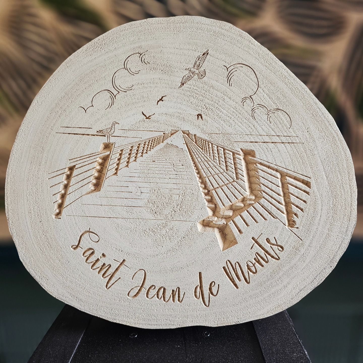 Un rondin de bois sur lequel est gravé un pont