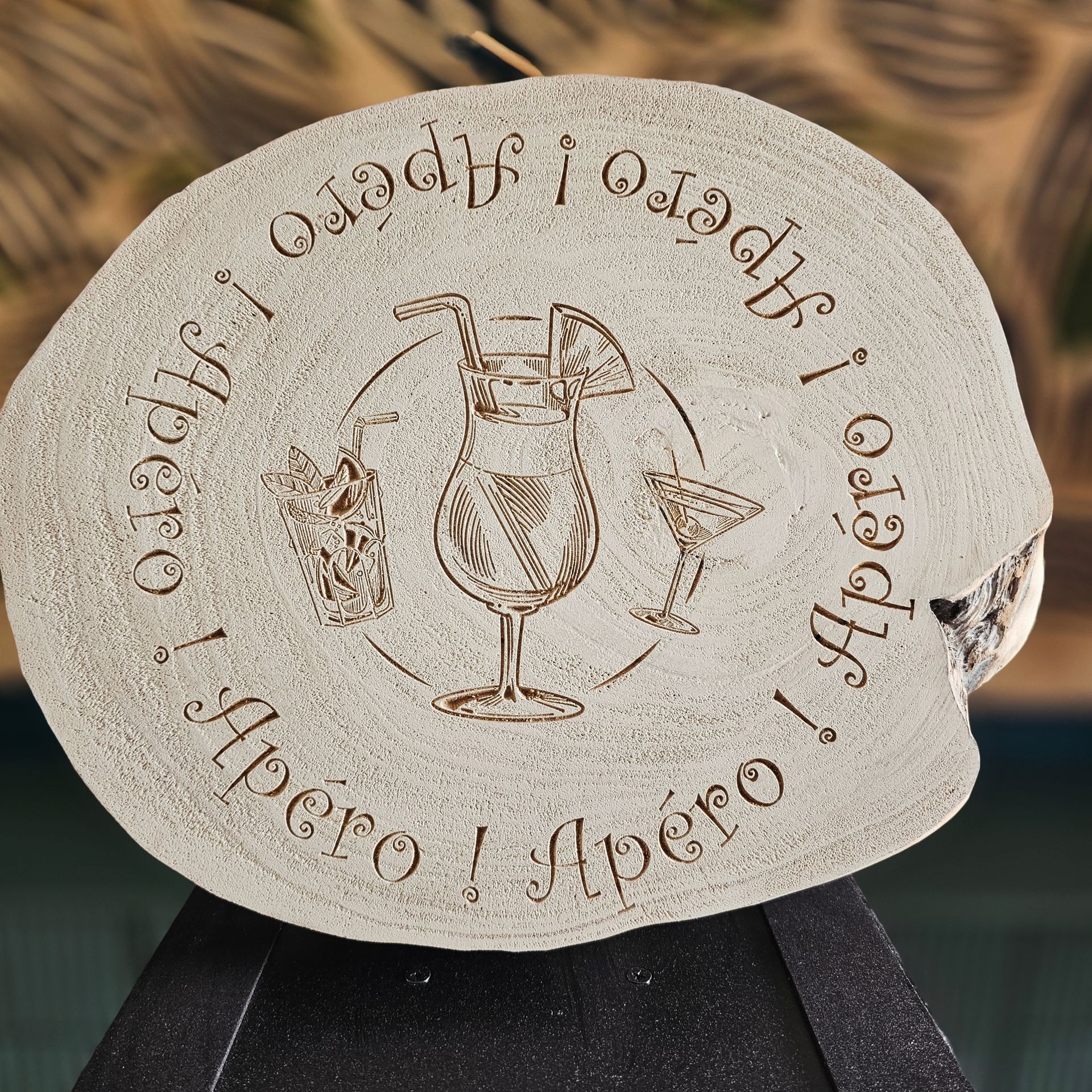 Un rondin de bois sur lequel est gravé un verre