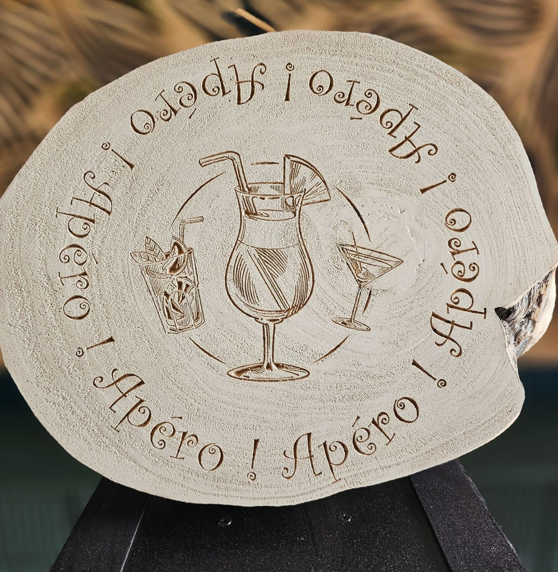 Un rondin avec une gravure apéro