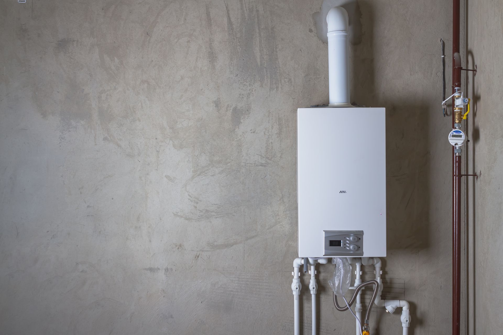 Chaudière à gaz sur un mur en béton