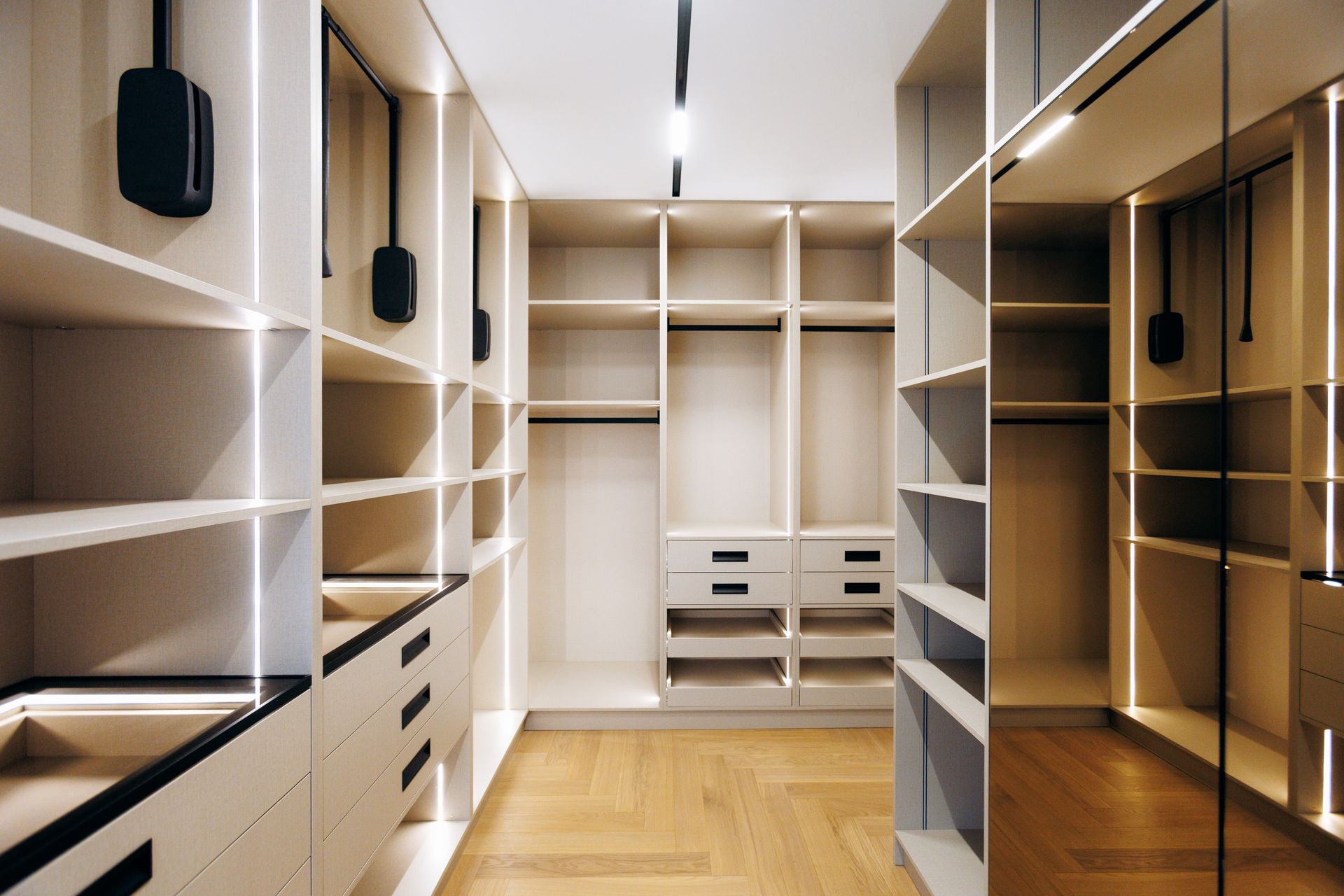 Dressing moderne avec étagères blanches et parquet clair