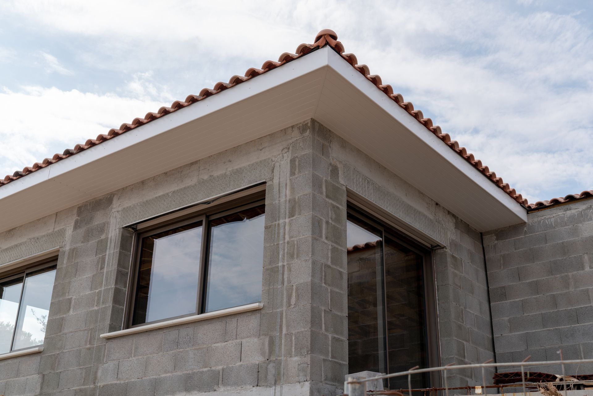 Maison en parpaings gris partiellement construite