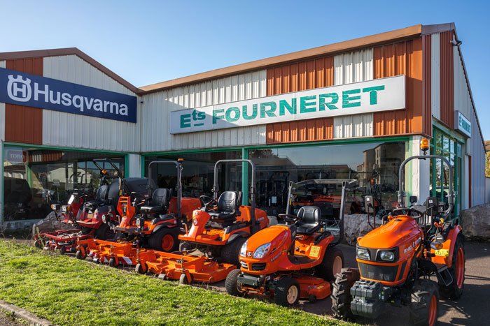 Large choix de tracteurs au magasin Fourneret