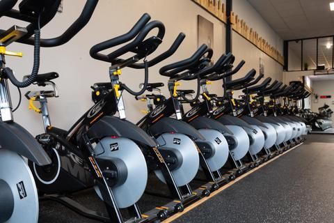 Un homme de dos faisant de la musculation sur une machine