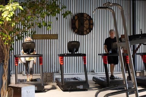 Des personnes en tenue de sport effectuant des exercices dans une salle