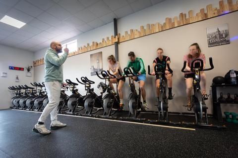 Un groupe de sportifs allongé sur le dos sur un tapis