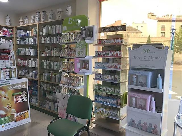 Una farmacia con una silla verde en el medio de la habitación.