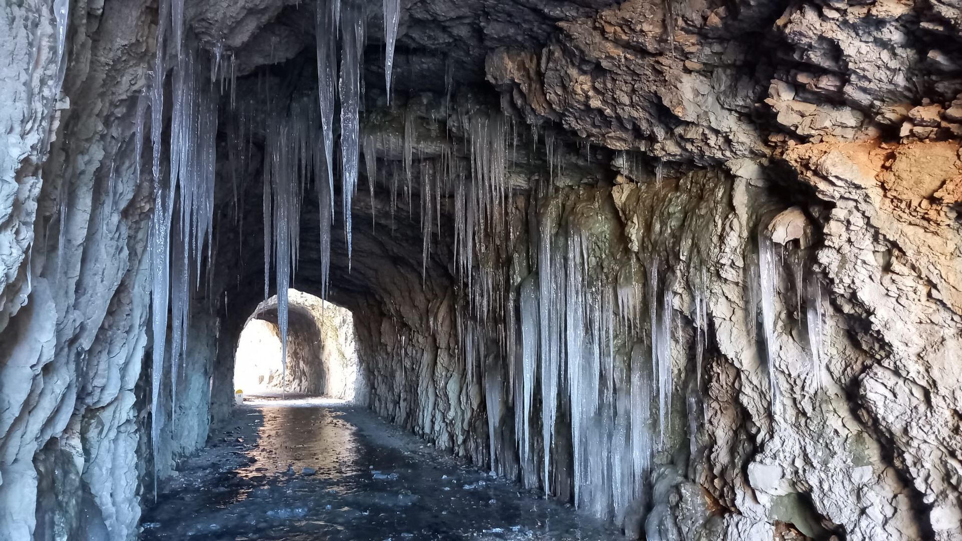 Los carámbanos cuelgan de las paredes de una cueva.