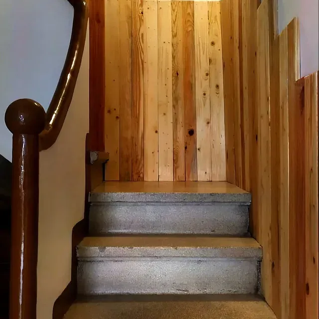 Un conjunto de escaleras que conducen a una pared de madera.