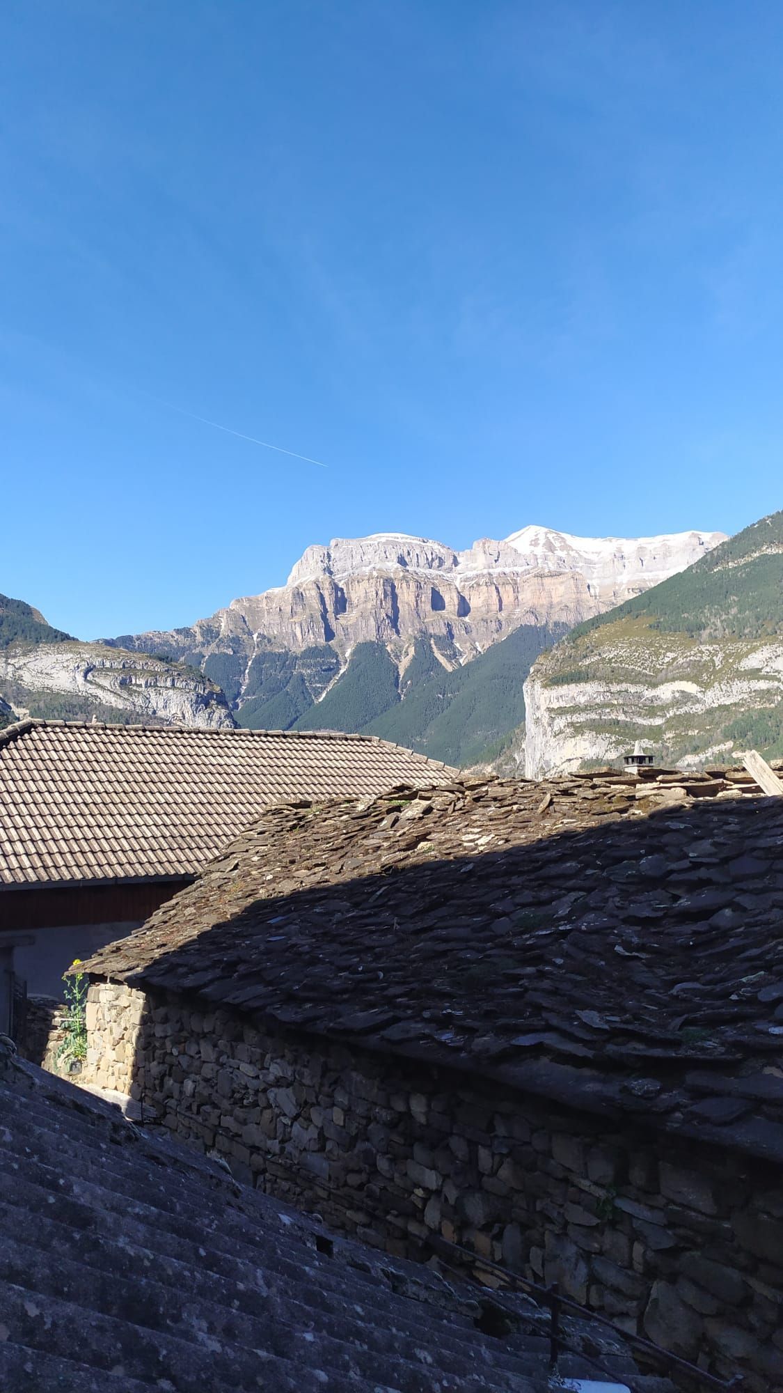 Una vista de una montaña desde el tejado de un edificio.