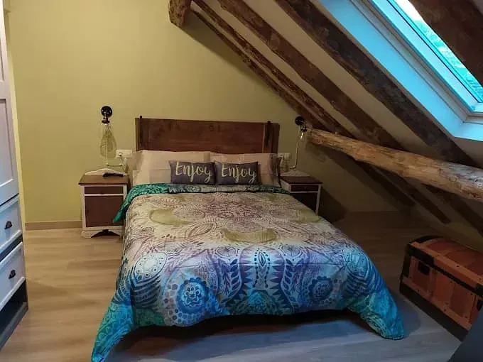 Un dormitorio con una cama que dice disfruta disfruta