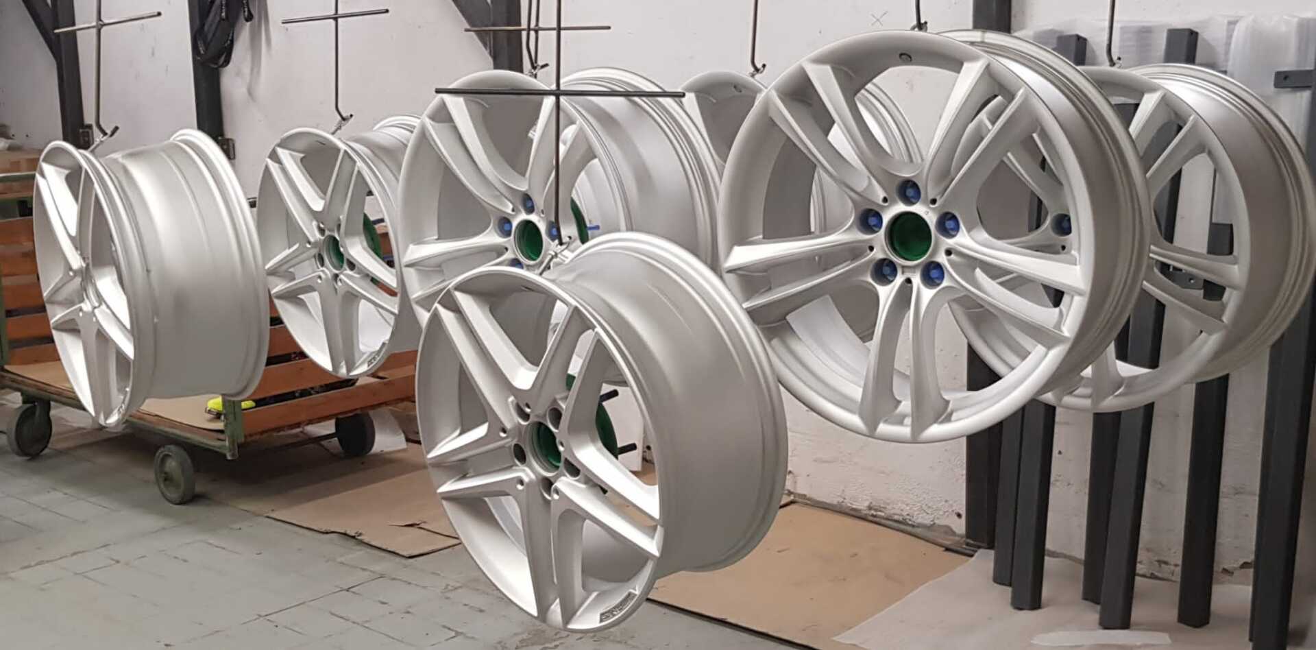 Ein erfahrenes Team arbeitet an einer Pulverbeschichtung nahe Dresden.