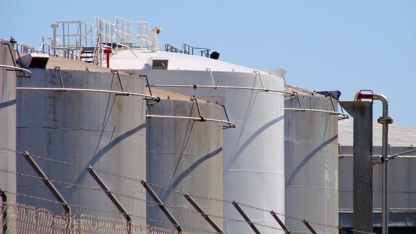 De grands réservoirs de stockage industriels.