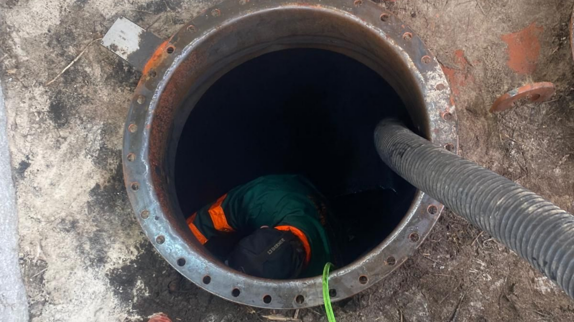 Personne dans une cuve de fioul.