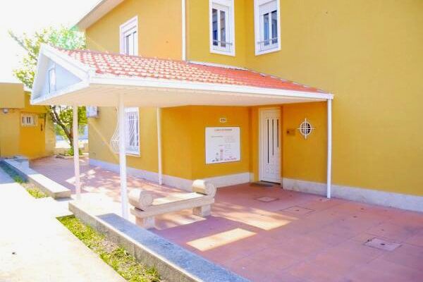 entrada principal da clínica veterinária monte dos burgos