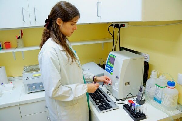 Técnica de saúde veterinária em laboratório de hospital veterinário