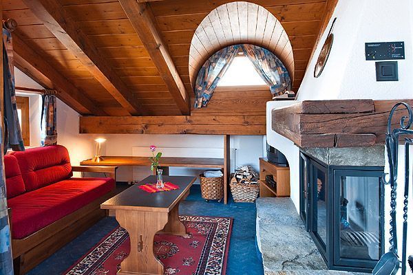 Suite Engiadina mit Balkon Wohnzimmer mit Cheminée - Hotel Chesa Grischa in Sils-Baselgia