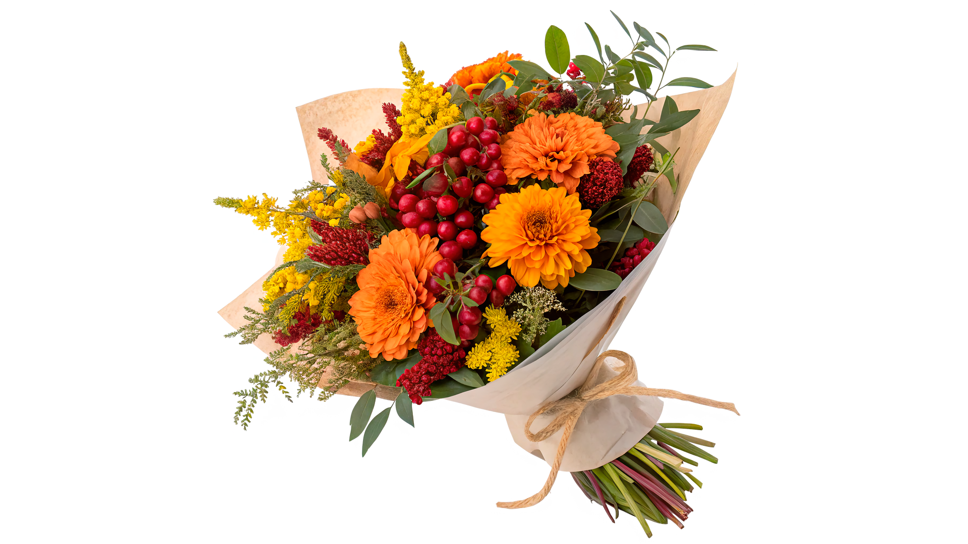 Bouquet de fleurs orange et jaunes avec des baies rouges, emballé dans du papier beige et noué avec un ruban.
