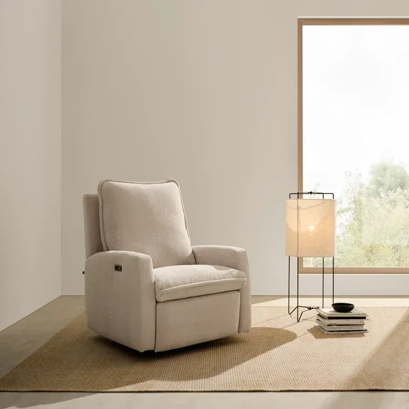 Acogedor dormitorio con cama de madera, lámpara de araña tejida, plantas y luz natural.