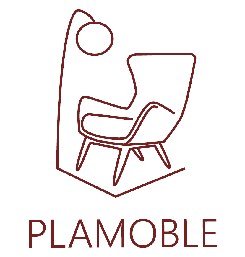 Logotipo: Silla moderna y contorno de l&aacute;mpara en color marr&oacute;n con la palabra &ldquo;PLAMOBLE&rdquo; debajo.