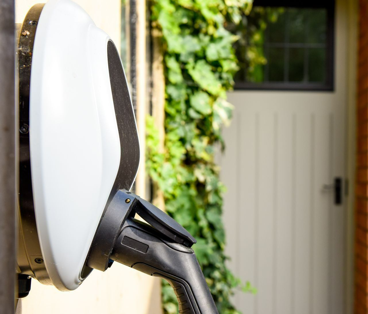 Une borne de recharge blanche et une porte blanche
