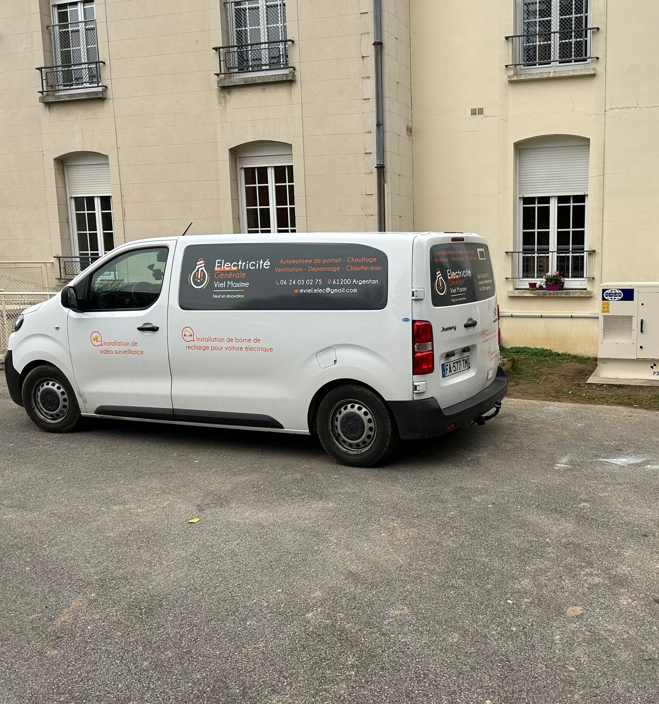 Un véhicule de Viel Maxime devant un bâtiment