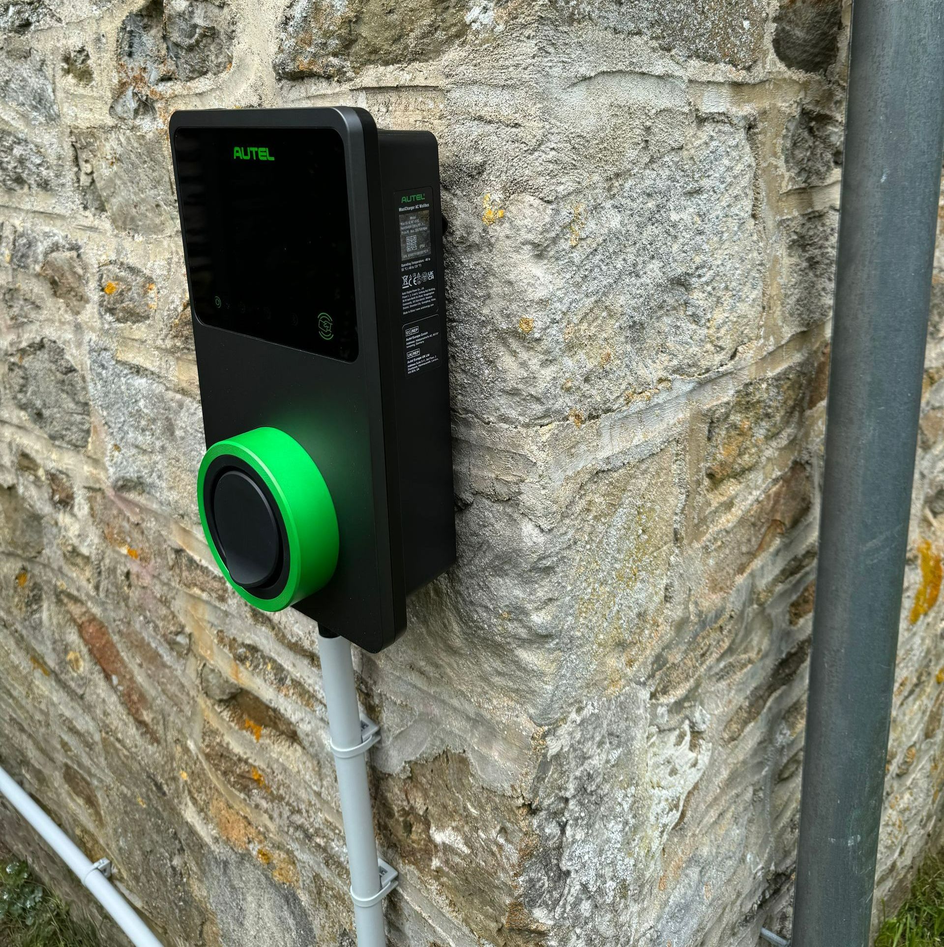 Une borne de recharge noire et verte