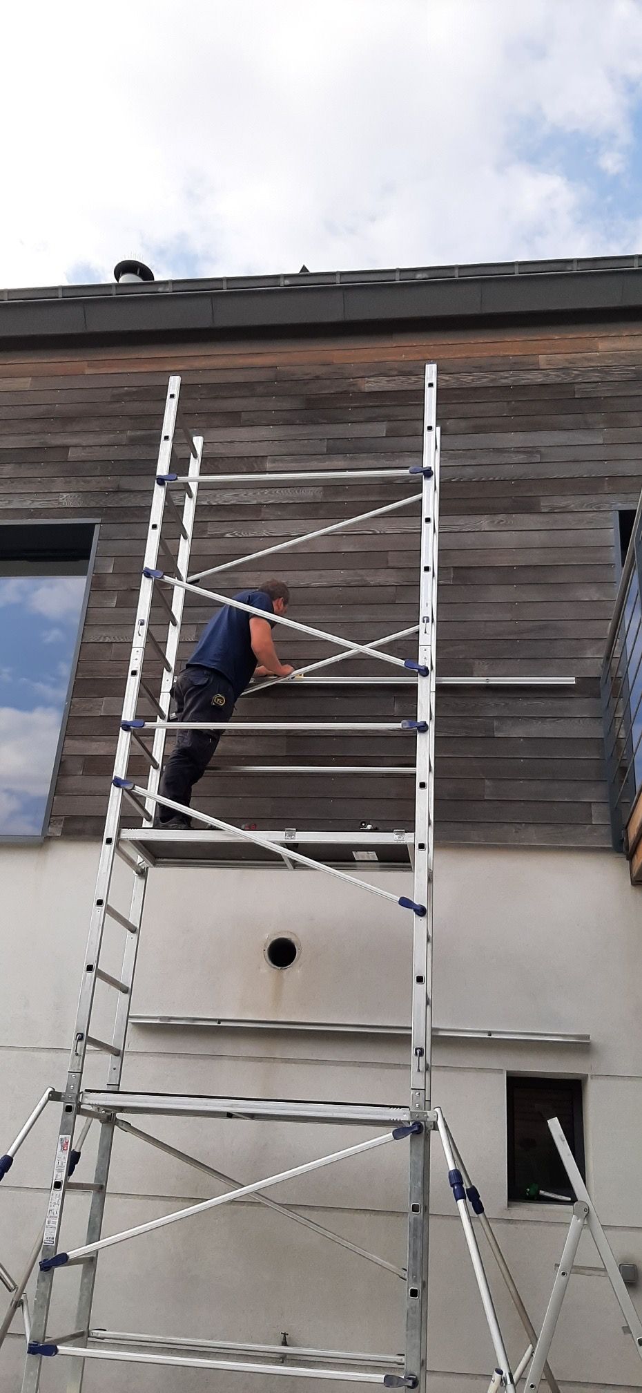 Un échafaudage pour la pose d'un bardage