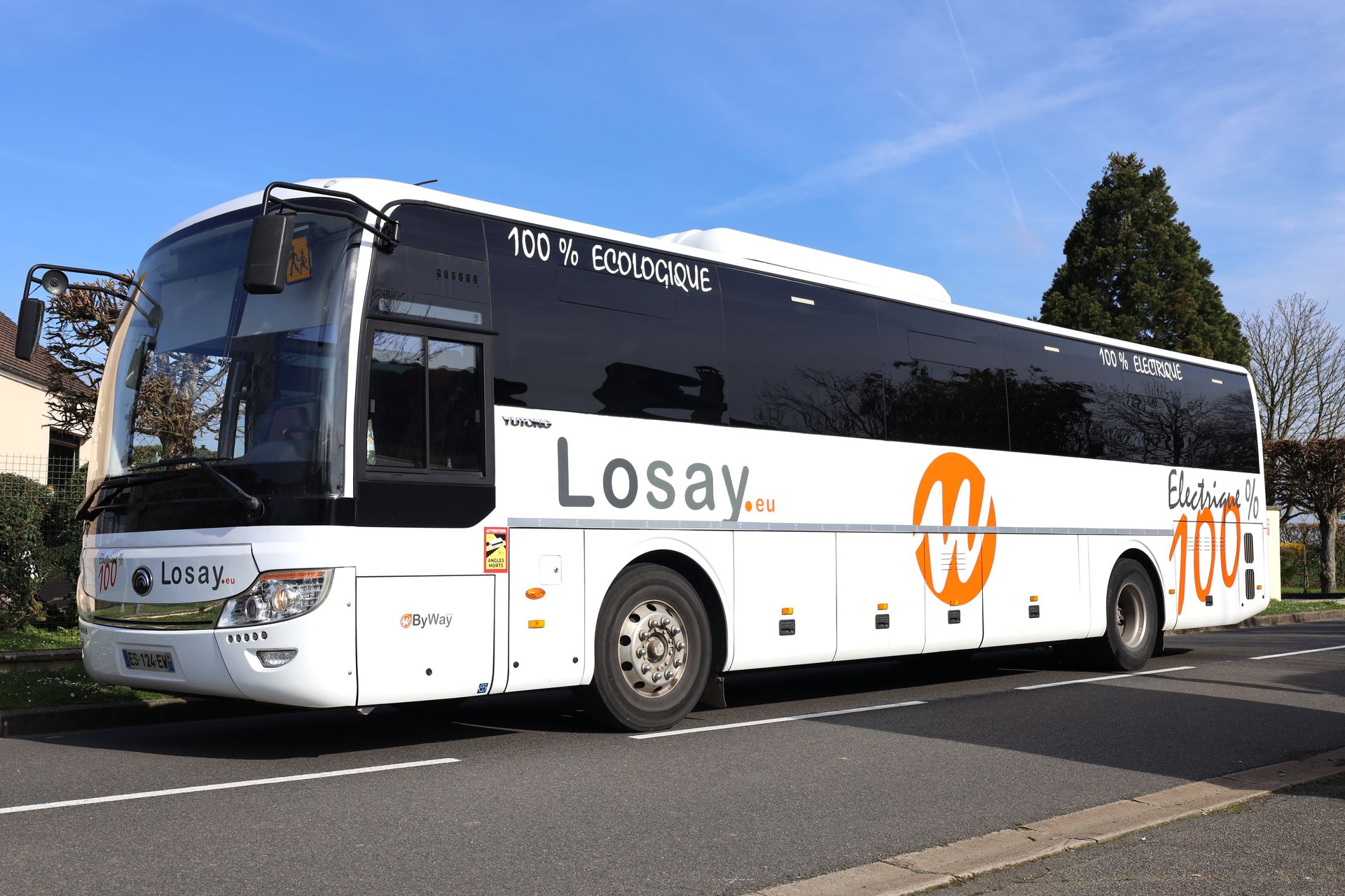 Autocar 100% électrique Losay Voyages sur un parking