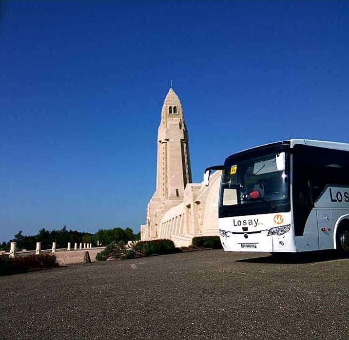 Autocar Losay Voyages devant monument historique